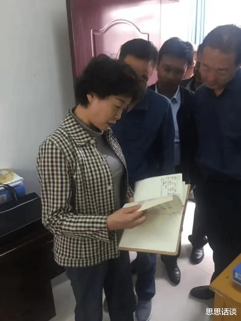 青海女巨贪密室被查,满柜奢侈品和金条,丈夫看一半受不了要走!