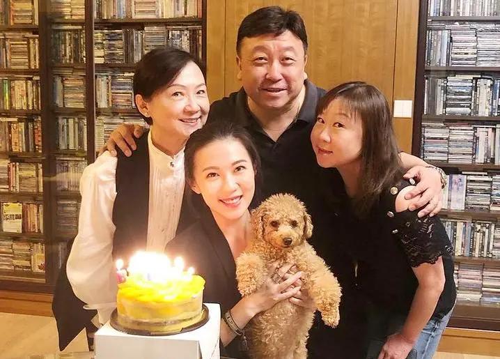 王晶|67岁导演王晶罕见露面，穿粉色短袖好花俏，与美女聚餐后一同离开