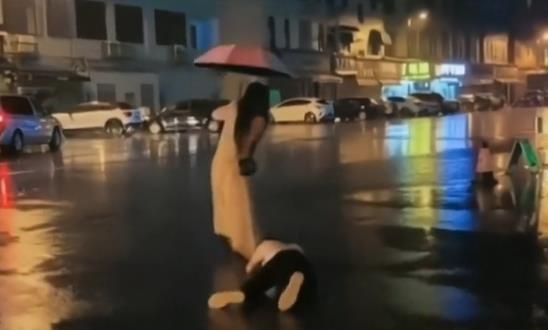 男子不愿替岳父看病,妻子觉得他不孝顺要离婚,男子雨中挽留妻子