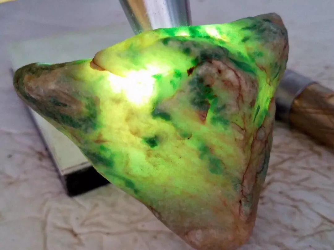 雕刻|美女果断花5万买下的翡翠原石,雕刻出来的成品美得让人心醉!