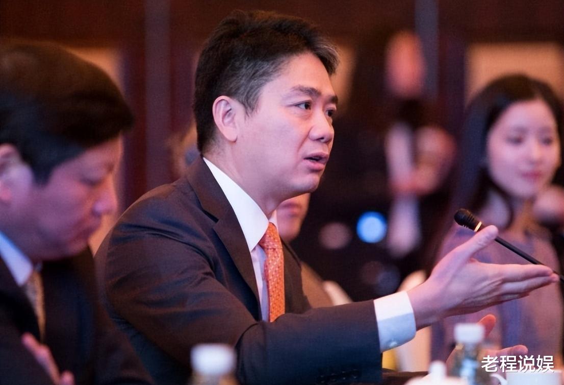 刘强东|刘强东:靠二叔断腿钱救京东,回村撒650万现金报恩