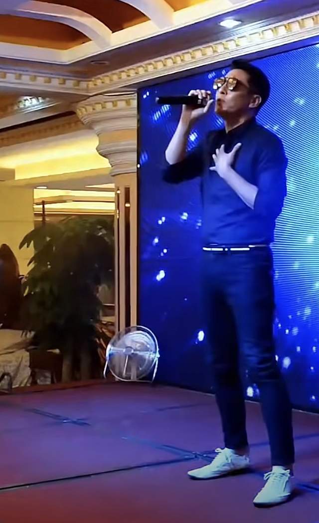 吕颂贤|55岁吕颂贤内地商演捞金，卖力唱歌仍帅气，台下无观众捧场显冷清