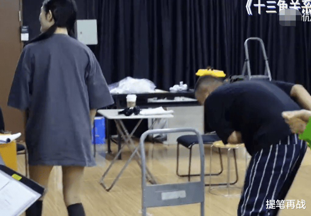 谢娜|谢娜彩排跳舞太卖力！动作太大露半截打底裤，一旁文章笑到直不起腰