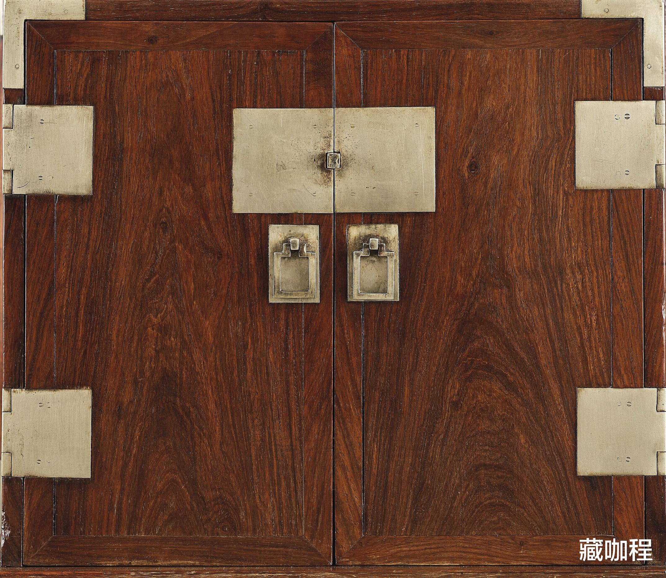 |门扇独板、侧帮两拼,黄花梨扛箱内设三具抽屉