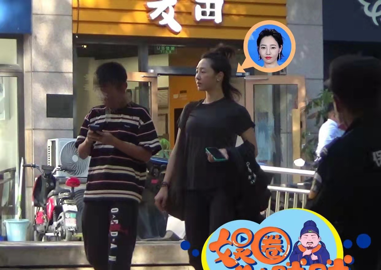 白百何|白百何素颜带儿子逛街，14岁元宝全程低头玩手机，身高已快赶上妈