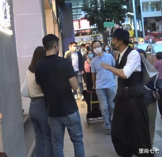 穿衣搭配|阿Sa罕见携富三代男友逛街，减龄风穿搭依旧少女感，身形好纤细