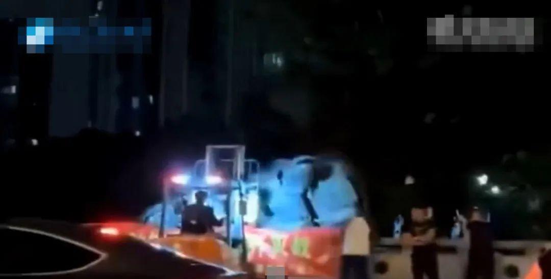 车位被占男子用叉车丢入河中,已被控制,网友:干了我不敢干的事