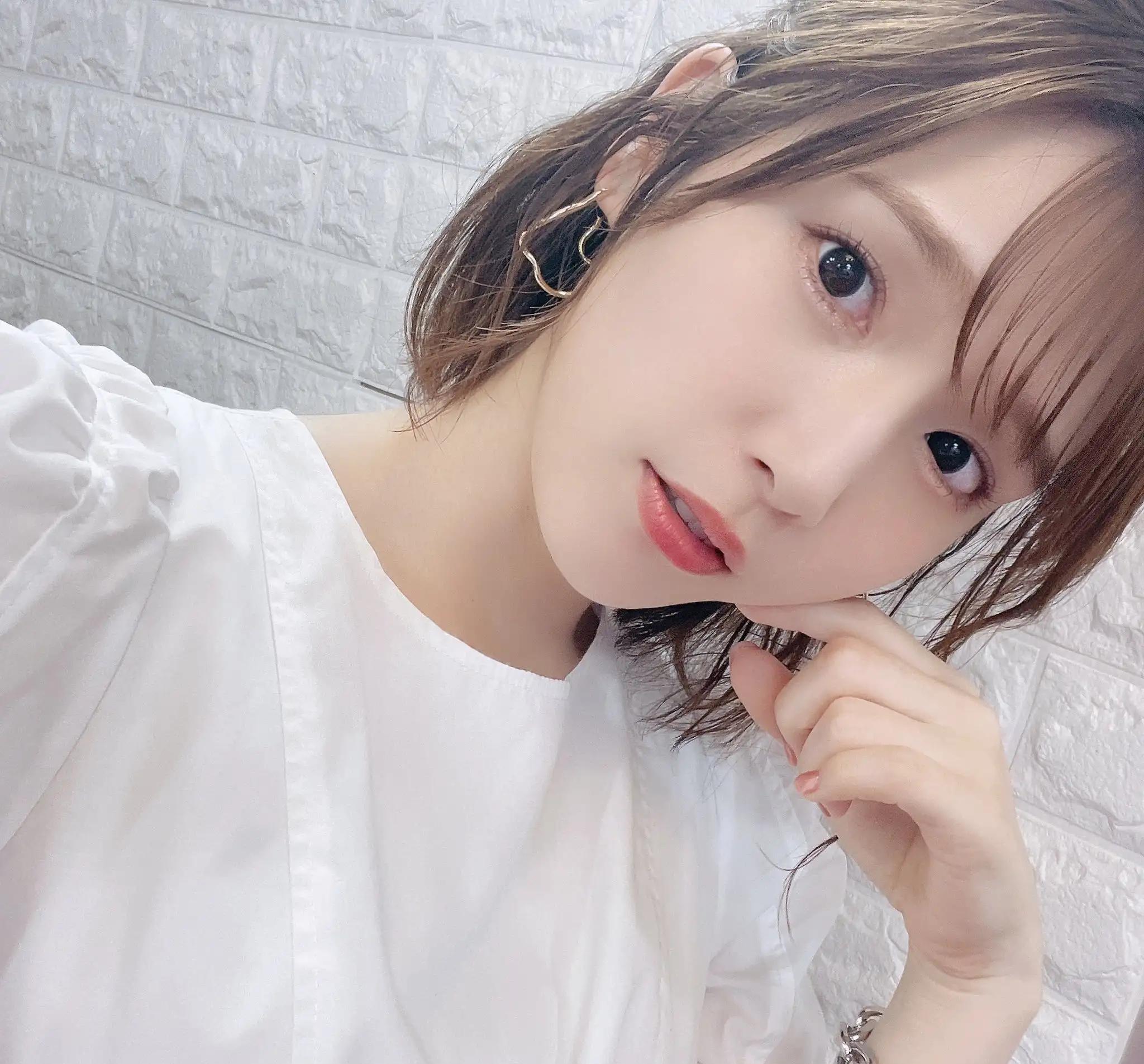 医美 内田真礼清新日系穿搭自拍，淡妆短发翘舌尖