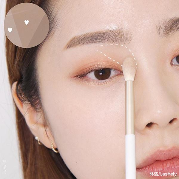 短发|郑丽媛是长脸女星代表？她的妆容好有心机，简单6步就能缩短中庭