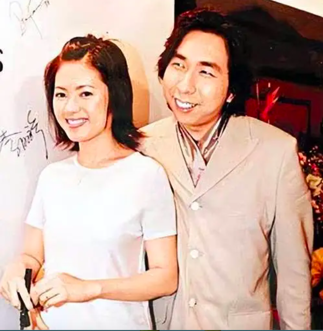 李丽珍|56岁李丽珍享尽人间风月,如今站街边卖化妆品度日,身材发福严重