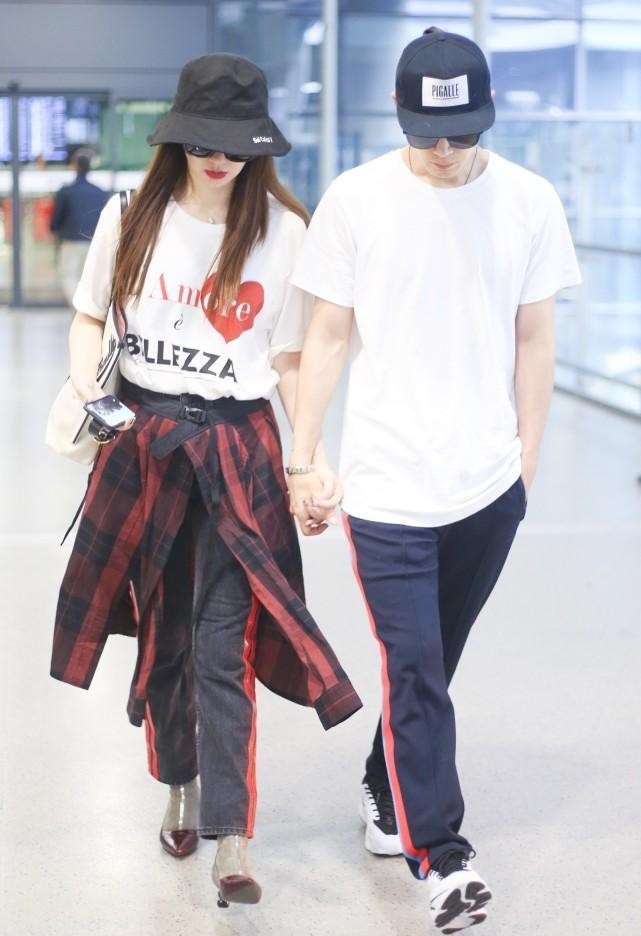 短袖不能搭配得太简单，戚薇这种搭配方式，时髦独特好惹眼