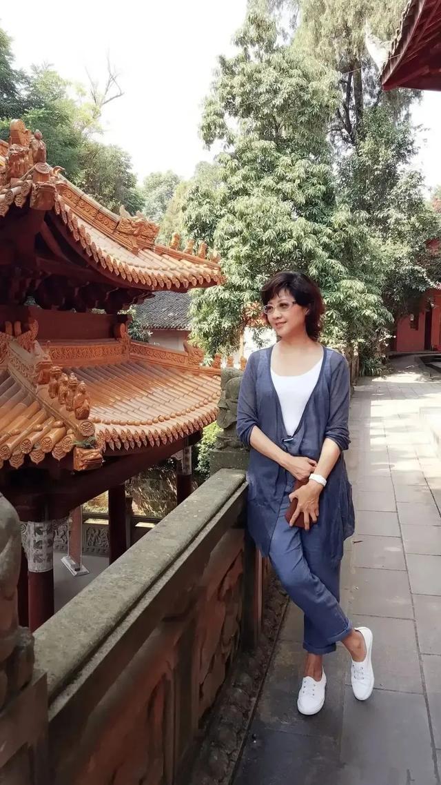 刘晓庆|刘晓庆林凤娇林青霞,同是70岁老妇,却是一个姑娘和两个老奶奶