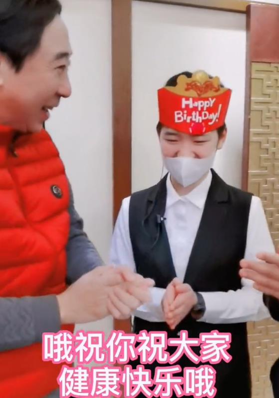 李兰迪|冯巩庆生现场曝光！桌上4个卤菜很简单，被抹了满脸奶油好开心