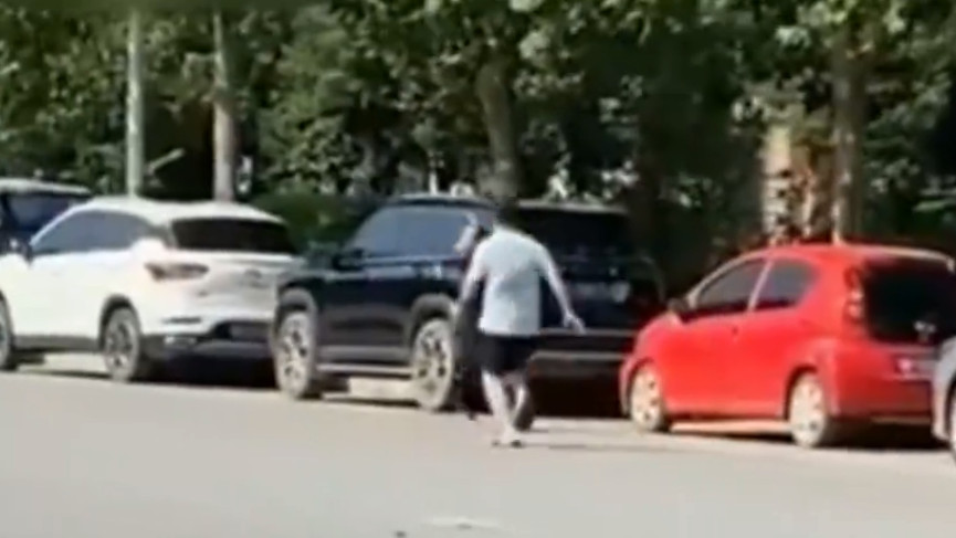 男子因未给老人水瓶，被老人儿子打入院，被打者：我说了喝完给他