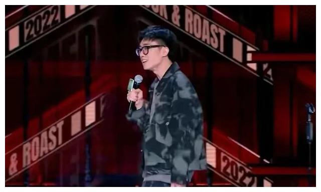 李诞|脱口秀大会5：李诞不拍灯被骂上热搜，三大因素证明大家错怪他了