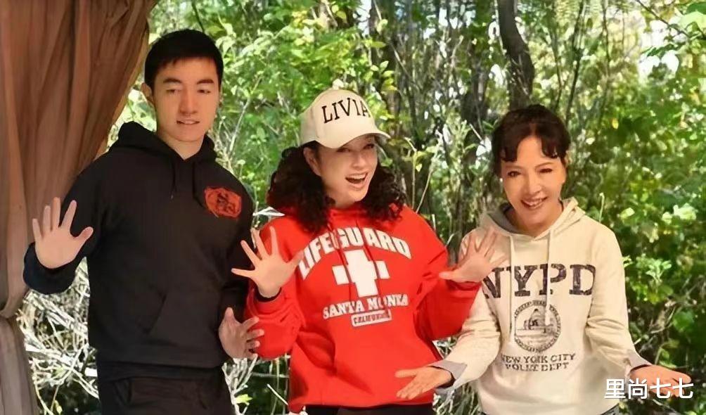 刘晓庆|小刘晓庆5岁的妹妹原来这么年轻！跟姐姐参加聚会，化浓妆抢风头