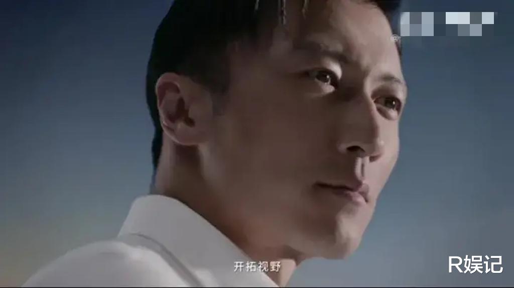 谢霆锋|谢霆锋:90年代爬长城照片曝光,站城墙角落很没素质,衣品一直差