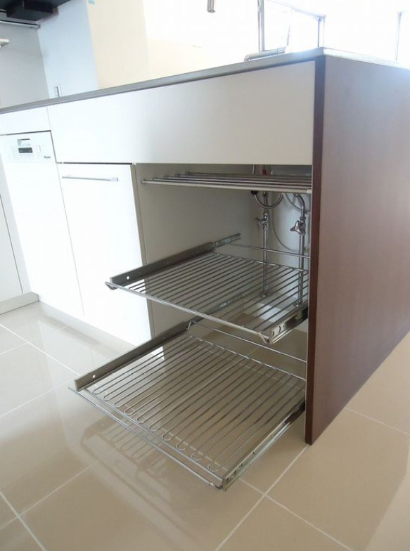 很聪明的一种橱柜做法,格外的舒心顺手,水槽下面再也不会浪费!