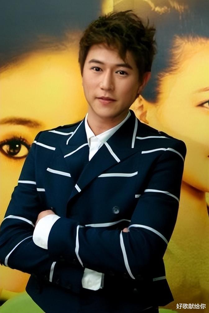 保安|香港过气明星：酷似梁朝伟，无奈当保安，撞脸谢霆锋，转行开公交