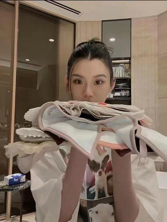 奚梦瑶|奚梦瑶自曝偏心女儿，为孩子狂买奢侈品，一个发带超2000元太壕气