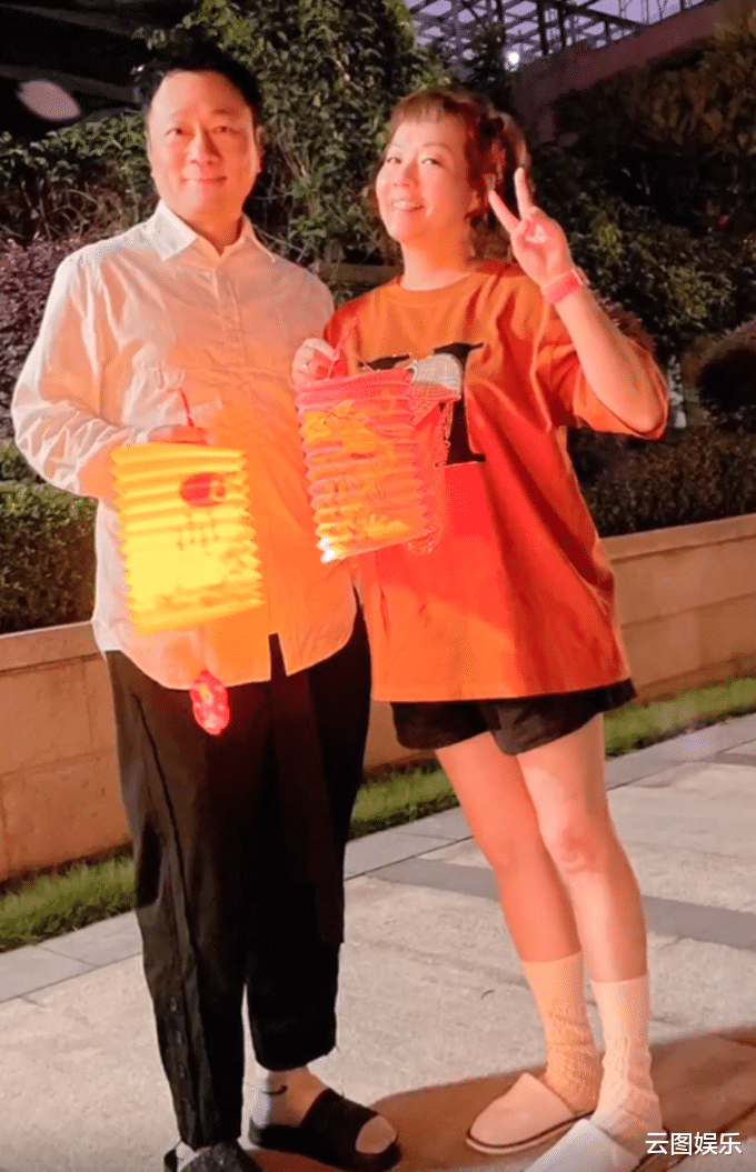 黎耀祥|黎耀祥夫妇现身中山豪宅过中秋!鲍鱼花胶摆满桌,整墙名酒太抢镜