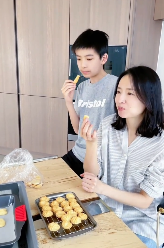 董洁|董洁母子做饼干，顶顶搂妈妈肩膀互动有爱，自诩甜品大师幽默又帅气