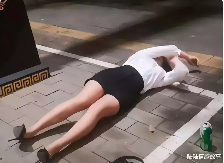 女销售因业绩差,多次被领导点名后,穿短裙工装躺地上买醉