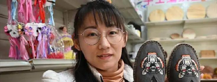 爬行女孩董明英,完全不顾家长反对24岁嫁给46岁光棍,如今过得如何?