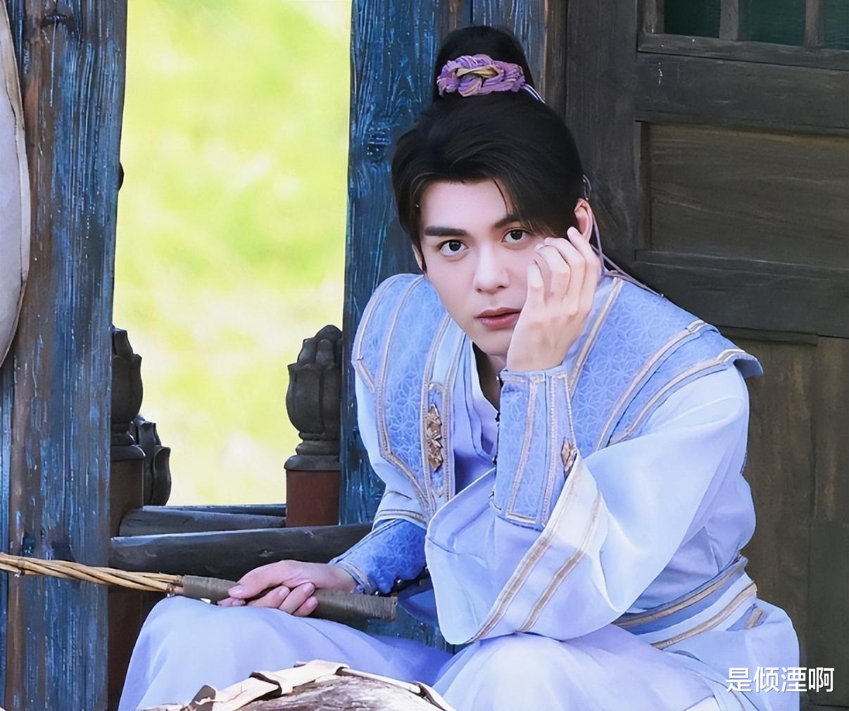 成毅|《莲花楼》肖顺尧杀青照曝光!成毅红衣很养眼,陈都灵古装好绝!