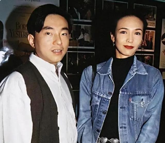 吕方|58岁歌王吕方复出，与小16岁富婆妻子很恩爱，女儿长得很像他