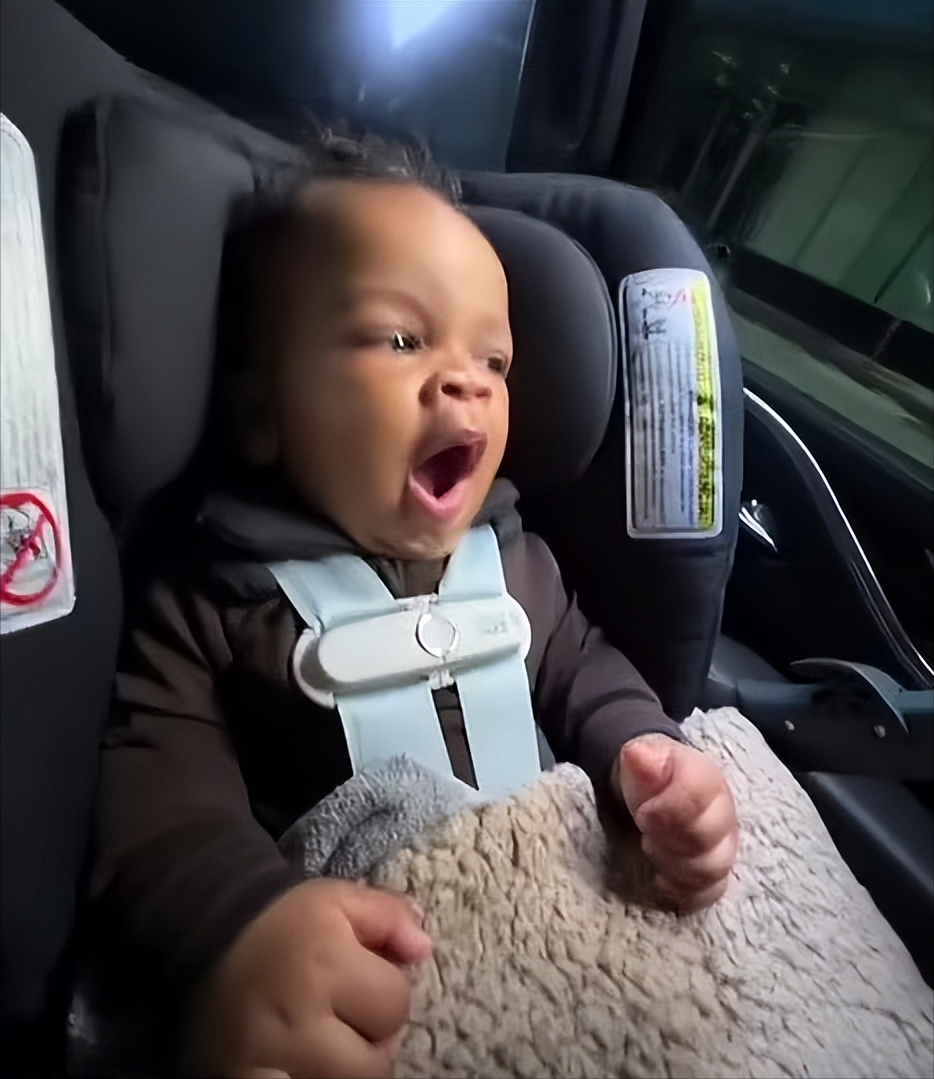 蕾哈娜|蕾哈娜儿子首次亮相！一家三口在沙滩上好温馨，黑人男友抱着宝宝