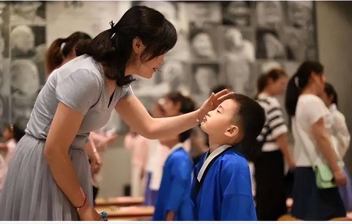 5岁男孩滞留幼儿园,爸爸发现非亲生狠心抛弃,父母不合孩子遭罪