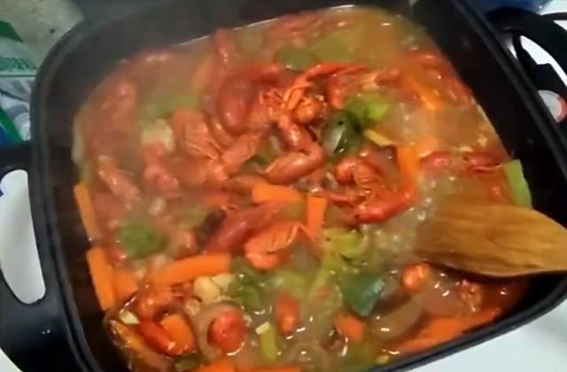 大学生|仨大学生带着女朋友钓小龙虾，6个小时钓了一斤多，网友：内卷了