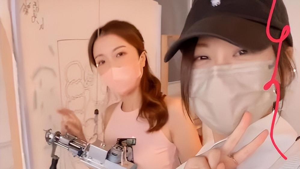 郭嘉文|郭嘉文学梁洛施玩绘画，打扮变得很普通，和闺蜜一起过国庆节