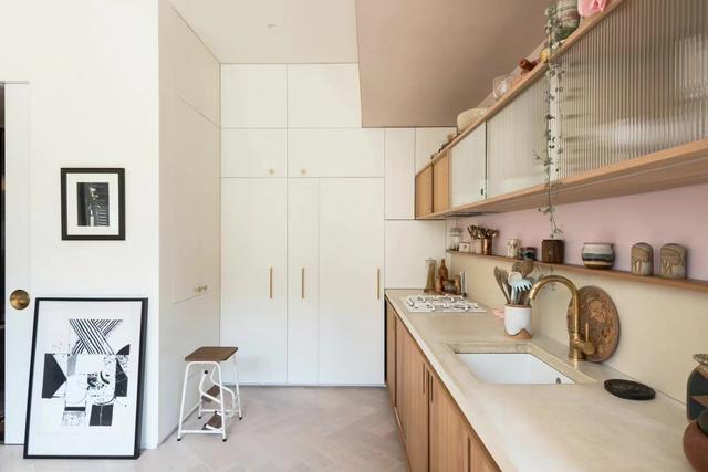 一对英国情侣46㎡的家,格局独特一室怀旧原木风,收纳整齐很温馨