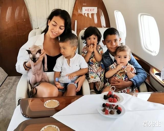 胡歌|不到24小时6个瓜：胡歌低调为母校捐赠物资，baby疑似被孤立