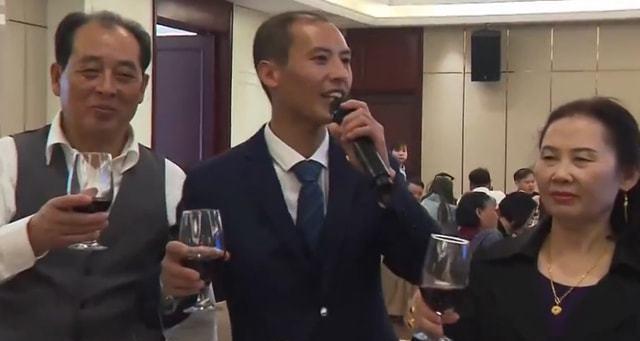 富商儿子2岁离奇失踪,32年后在山区找到,认亲会“跪食”父母恩