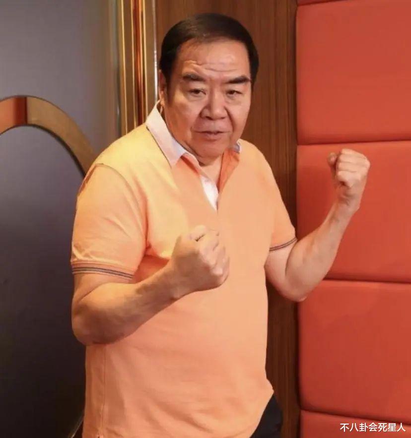 郑则仕|71岁郑则仕现身，皮肤松弛但脸色红润，晚年糖尿病缠身坚持拍戏