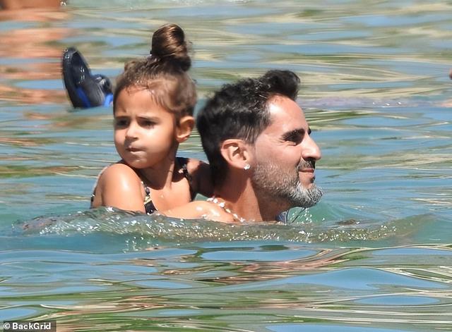 关晓彤|史泰龙59岁前妻和“小丈夫”现身