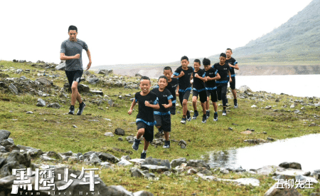 董宇辉|《黑鹰少年》上映,新东方出品董宇辉点赞,大凉山少年们逐梦篮球