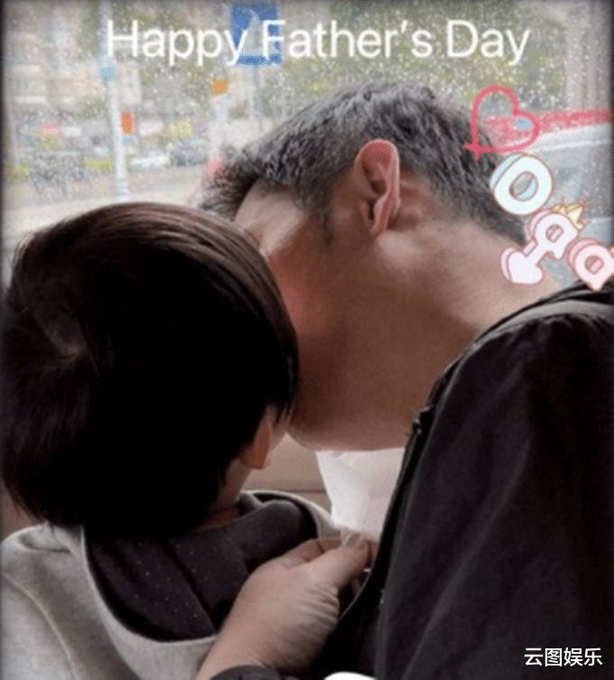 周丽淇|傅程鹏长居香港陪妻儿,一家逛乐园很温馨,周丽淇背4.5万包出门