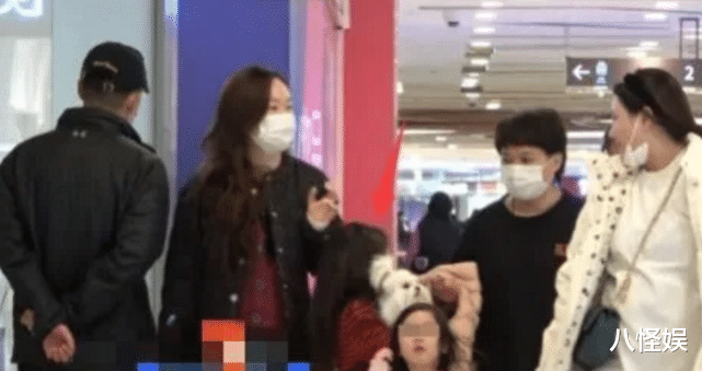 霍思燕|杜江陪老婆逛街购物,霍思燕揽杜江甜蜜合照,瘦出尖下巴颜值回春