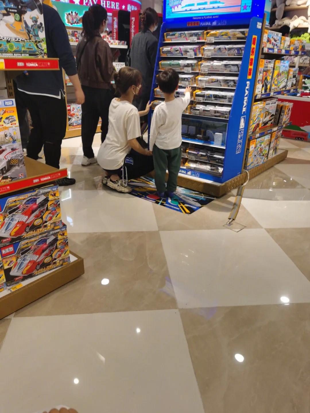 张嘉倪|偶遇张嘉倪带娃逛街买玩具,打扮低调随性像普通人,儿子很帅气