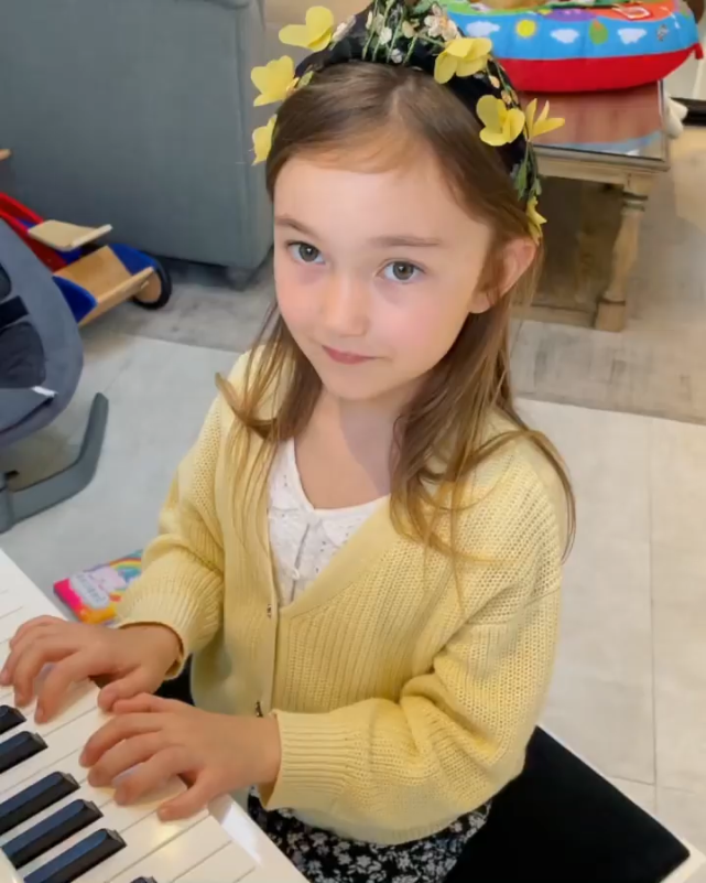 裘德·洛|裘德洛与25岁长子罕见同框像极复制粘贴，6个孩子谁更像爸爸？