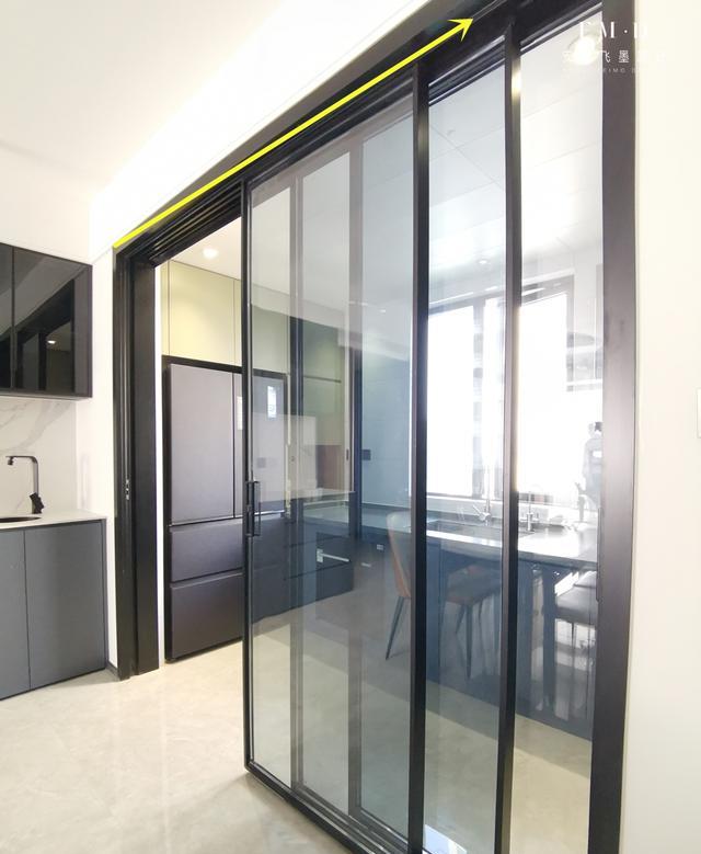 踩过一次坑,这次要把厨房隔墙砸掉,装三联动推拉门,不做吊轨了