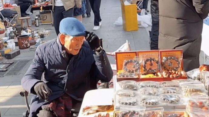90岁杨少华在天津街头摆摊，坐轮椅穿厚袄清点货物！
