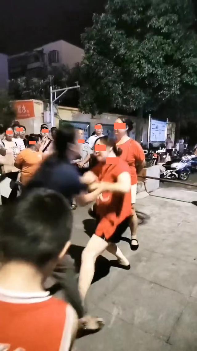 两位大妈为了1块钱在街上大打出手,围观人数众多,却无人阻止