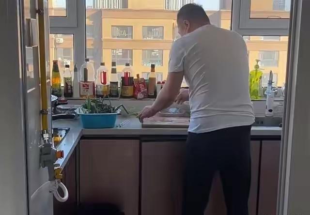 复婚|吉林一女子带孩子隔离在家,前夫帮忙做饭不肯走,女子人间清醒