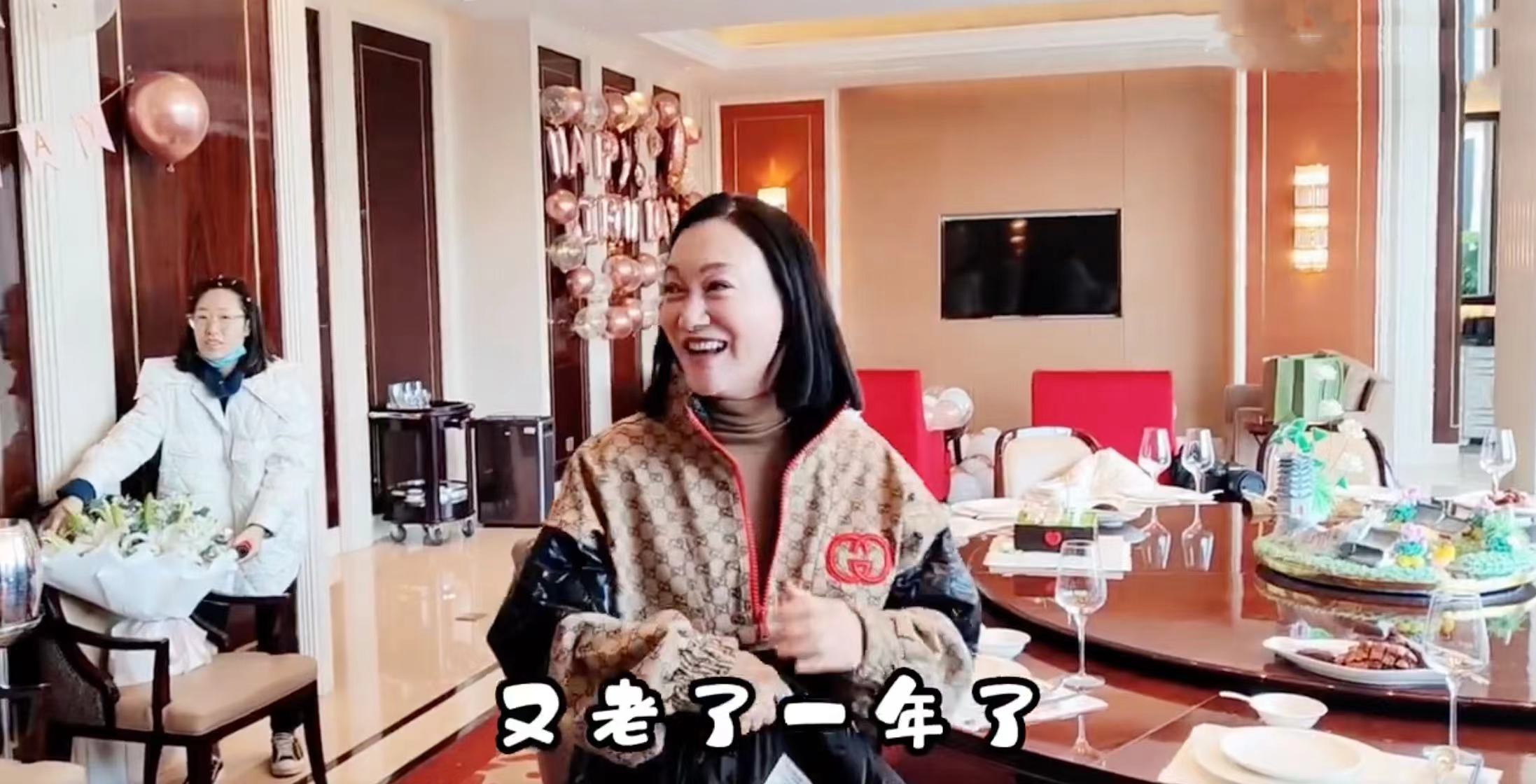 惠英红|63岁惠英红晒庆生vlog,肌肤白皙好年轻,郭晓婷荣梓杉现身送祝福