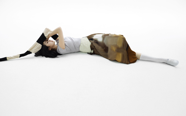 秦方|关晓彤躺地上拍照秀身材!穿短上衣腹部平坦,紧身短裤秀细直长腿